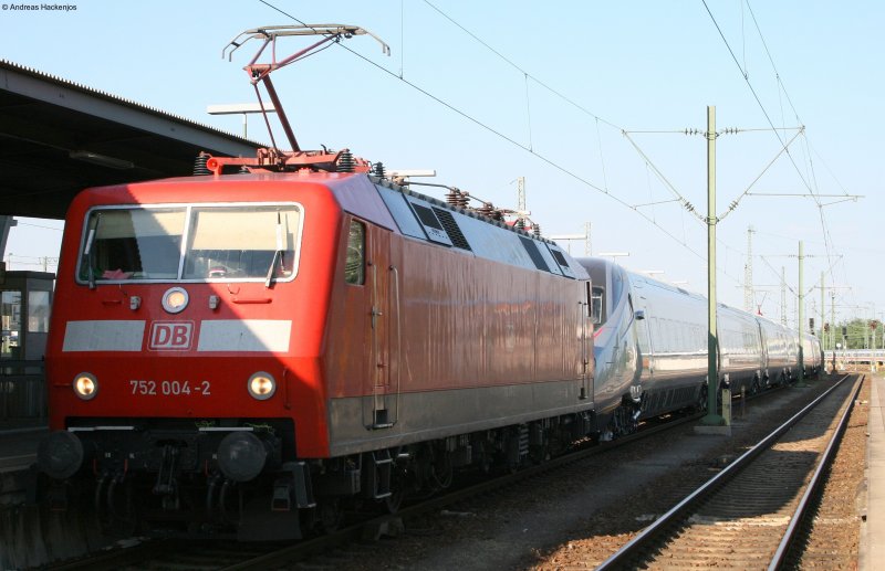 752 004-2 steht mit dem ETR610 001 im Karlsruher Hbf 13.5.08 