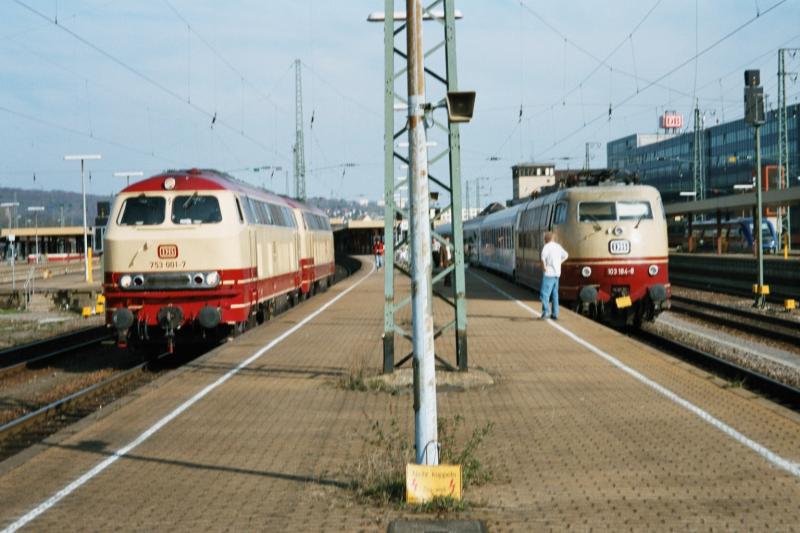 753 001 und 753 002 am 31.3.04 neben 103 184 mit dem QVC Zug in Saarbrcken. Dieses bild ist keine Fotomontage sondern Wirklichkeit!