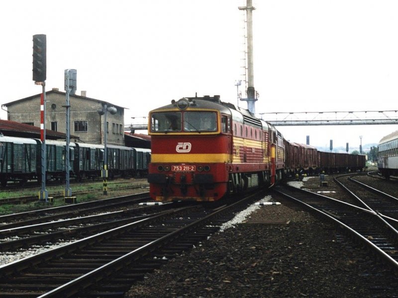 753 211-2 und 753 352-4 mit Gterzug auf Bahnhof Liberec am 20-7-2005. Bild und scan: Date Jan de Vries. 