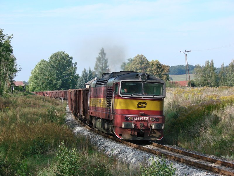 753 352-4 am 22.09.2007 mit einem Gterzug aus Zawidow nach Liberec (wo Lokwechsel war) bei Raspenava, nun fhrt die Lok hier nicht mehr