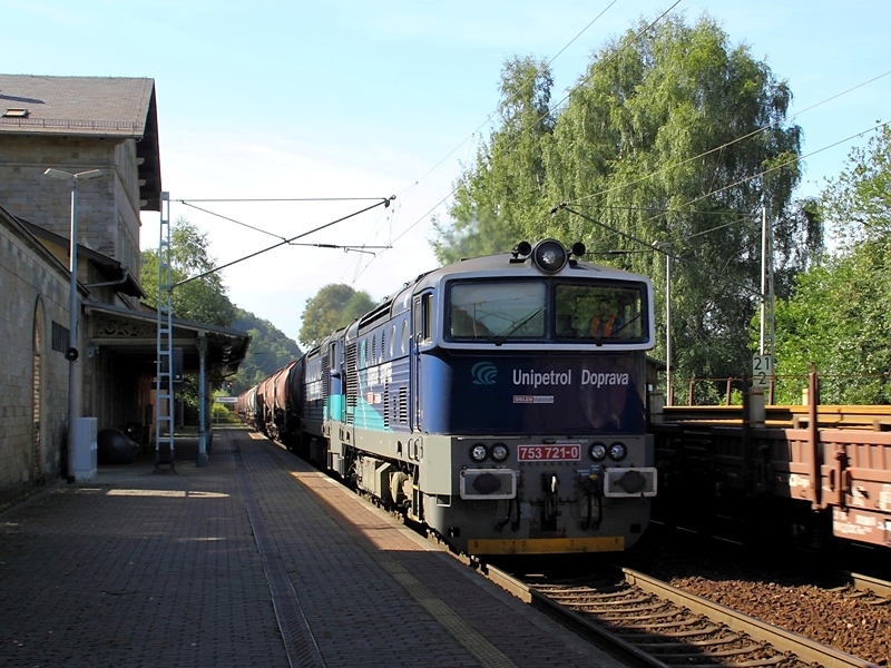 753 721-0 und eine weitere  Taucherbrille  am 31.8.2009 auf der Fahrt durch Krippen Richtung Tschechien.