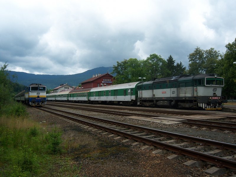 754 015 und 754 006 stehen am 3. August 2008 im tschechischen Teil des Bahnhof Bayrisch Esenstein.
