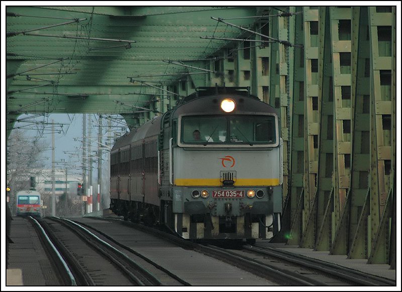754 035 mit dem ER 2527  Carpatia  von Bratislava hl.st. ber Marchegg nach Wien bei der Querung der Donau, aufgenommen von der Haltestelle Wien-Praterkai aus am 28.1.2007.

