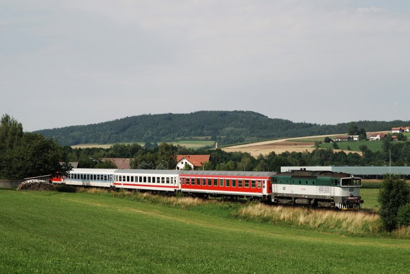 754 057 mit RE 452 vor Furth im Wald (18.07.2007)