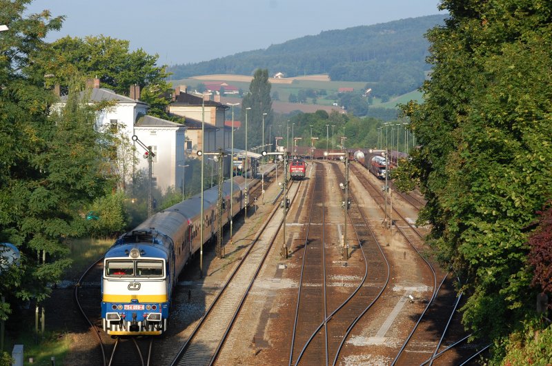 754 059 mit R351  Jan Hus  am 15.08.2009 bei der Ausfahrt aus Furth im Wald. Wagenreihung: DB - Aimz; DB - Aimz; DB - Bimz; DB - Aimz; CD - Bc. Der Bc sollte hinter der Lok hngen. Selten ist, dass der Zug aus 5 Wagen besteht.