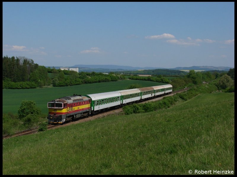 754 078-4 bei Rychnovek mit R 852 von Trutnov nach Praha am 03.05.2009