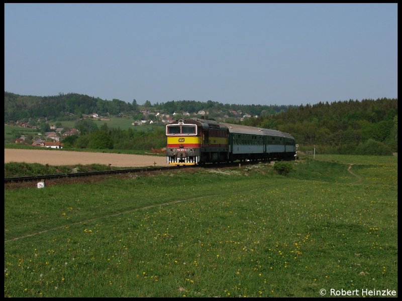754 078-4 mit R 855 von Trutnov nach Praha zwischen Rtyne v Podkrkonosi zastavka und Cerveny Kostelec am 02.05.2009