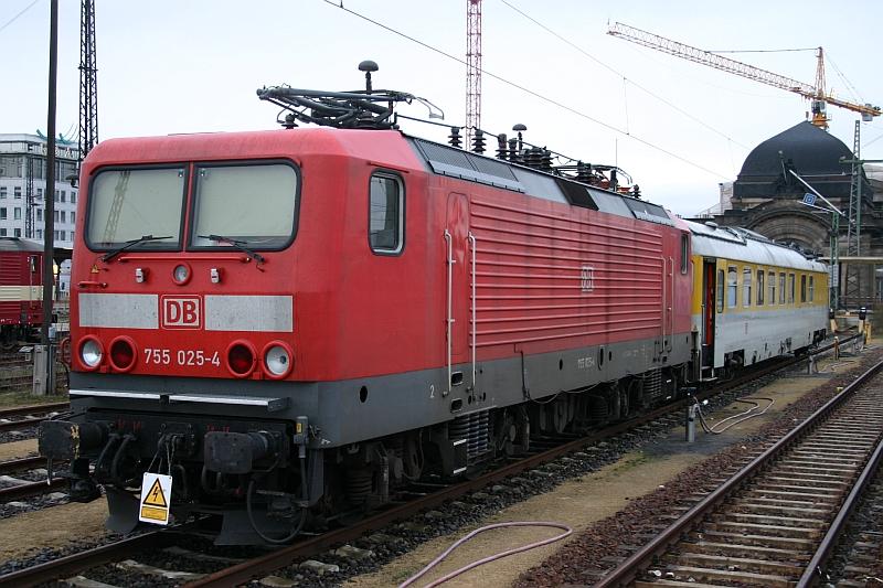 755 025-4 der DB Systemtechnik Minden steht am 05.04.05 in Dresden Hbf.