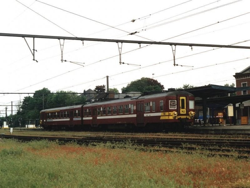762 mit IR 2137 Enghien-Geraardsbergen auf Bahnhof Enghien am 19-5-2001. Bild und scan: Date Jan de Vries.