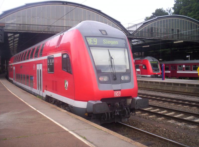 763.6 als Endwagen des Rhein-Sieg-Express  RE 9  in Aachen Hbf. Im Hintergrund sieht man noch den grade angekommenen RE1 mit einem 765.5 an der Front. Mitte Juni 2005.