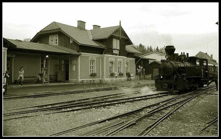 764.411 im Bahnhof Stainz am 13.5.2006 nach erfolgter Fahrt auf dem Weg in den Lokschuppen in Stainz.

Falls jemand Interesse an allen Fotos vom 13.5.2006 hat.....

http://www.bahnwelt.net/forum/thread.php?threadid=1365