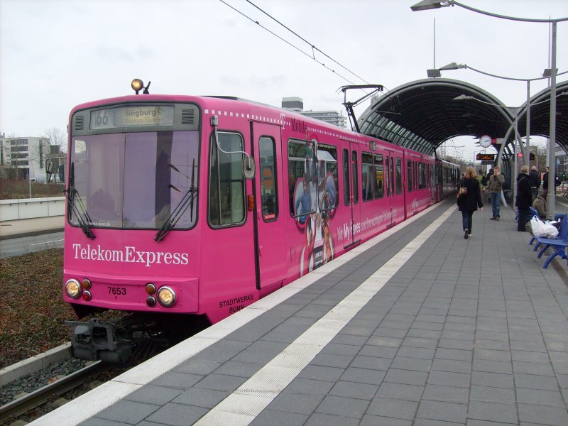 7653 - Linie 66 - Dt. Telekom / Pl. d. vereinten Nationen - 18.01.2008:
Die Linie 66 wird deshalb 'Telekom Express', weil die Telekom die Linie finanziell untersttzt. Entsprechend beklebte Stadtbahnwagen sind auf dieser Linie unterwegs.