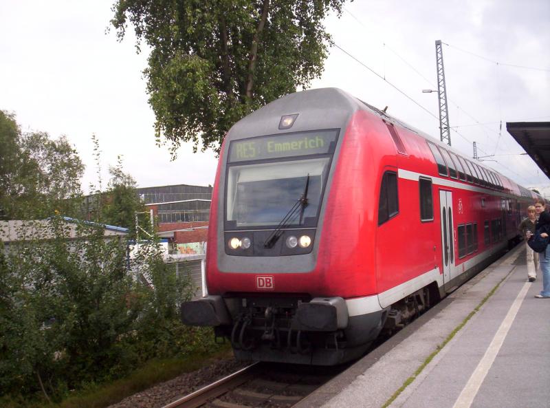 765.5 bei der Einfahrt als RE 5  Rhein-Express  in Dsseldorf-Benrath im Frhjahr 2005