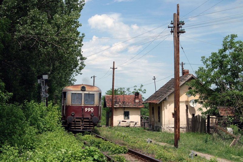77 0990 mit dem P3718 in Ineu (17.05.2007)