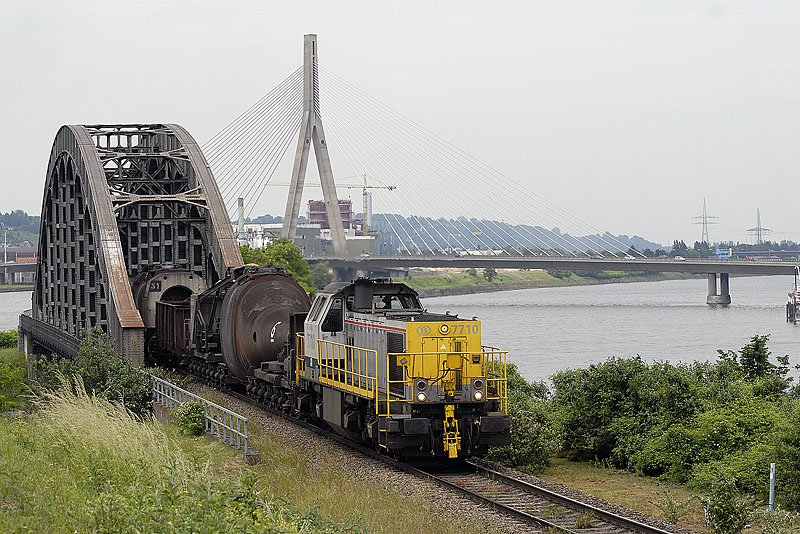 7710 fhrt mit einem Torpedozug ber die Maasinsel in den Sden von Lttich (B). 24.05.2008