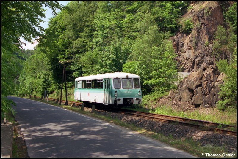 772 121 ist im August 1997 bei Stein im Chemnitztal in Richtung Chemnitz unterwegs.