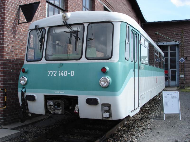 772-140 im DB Werk Erfurt. Aufgenommen zum Tag der offenen Tr am 27.08.05. Mittlerweile ist diese Ferkeltaxe wieder im DR-weinrot lackiert und wird zusammen mit 772-141 auf der Schwarzatalbahn eingesetzt.