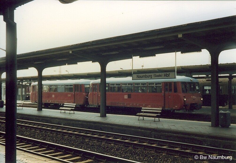 772 157 steht im Mrz 1995 in der Nachmittagssonne im Bf Naumburg am Gleis 4 zur Abfahrt nach Teuchern bereit.