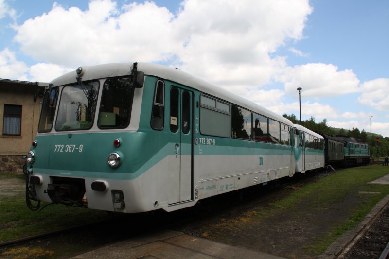 772 312-5 und 772 367-9 am 23.05.09 im Eisenbahnmuseum Schwarzenberg. Die beiden Adorfer Triebwagen werden fr die Touristischen Fahrten der Erzgebirgischen Aussichtsbahn vom VSE genutzt.