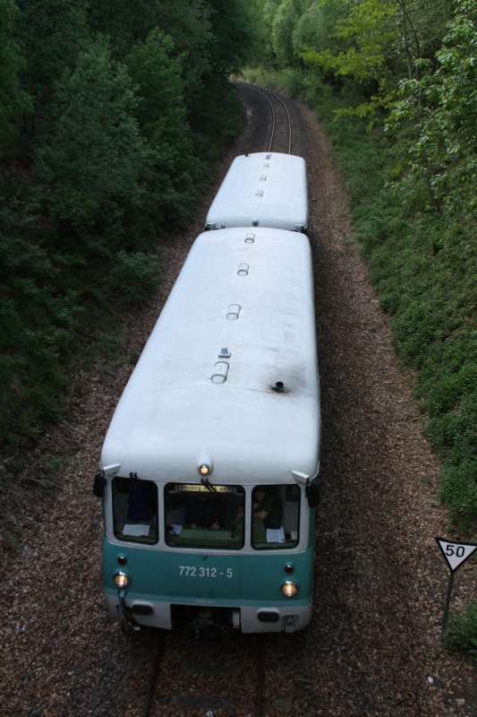 772 312-5 und 772 367-9  passieren den 10 Meter tiefen Einschnitt zwischen Sehma und Walthersdorf, in Fahrtrichtung Annaberg-Buchholz. (10.05.09)