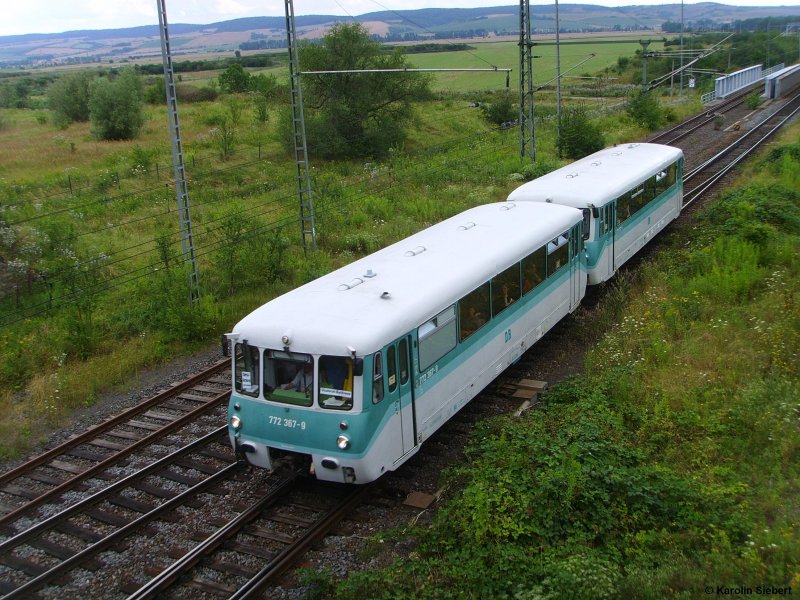 772 367 und 772 312 bei der Einfahrt in den Bahnhof Artern am 22.07.2007 zur Sonderfahrt mit der Ferkeltaxe auf der Unstrutbahn