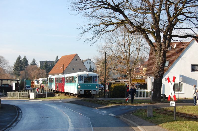 772 367; 972 771; 772 312 als DPE86403 bei der Ortsdurchfahrt von Mhlhausen. 30.11.2008
