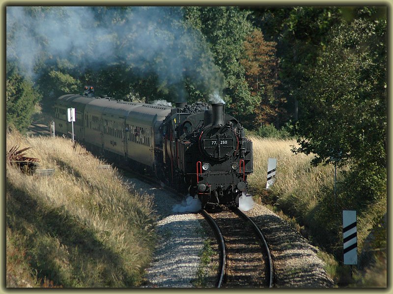 77.250 (ex. BB 77.244 / ex. BB 629.59) und 52.7612 (auf dem Bild nicht wirklich gut erkennbar) der Fa. Brenner&Brenner mit ihrem IGE Sonderzug R 16640 von Wien-Handelskai nach Spitz an der Donau am 24.9.2006 kurz nach der Ausfahrt aus Sigmundsherberg.