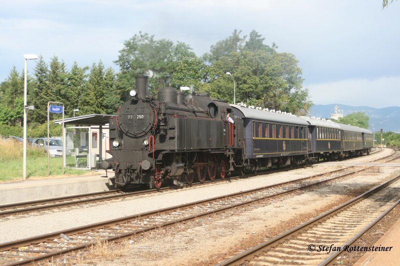 77.250 kommt gerade aus Wiener Neustadt und fhrt gerade mit ihren schnen Wagen durch den Bahnhof von Neudrfl
