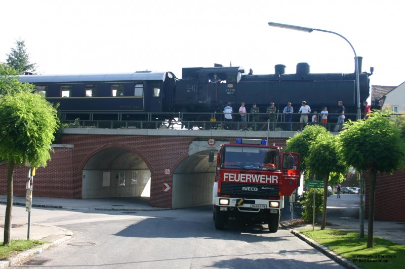77.250 und RLF Bad Sauerbrunn beim auffllen des Wasservorrats der Dampflok beim Viadukt. Leider wurde das Viadukt einige Tage zuvor von einem Betonmischer in Mitleidenschaft gezogen.(23.6.07)