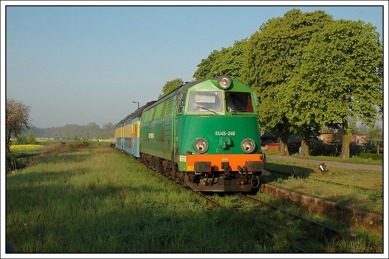 77425 von Wolsztyn nach Poznan am 2.5.2008 bei der Einfahrt in die Station Strykowo Poznanskie. 