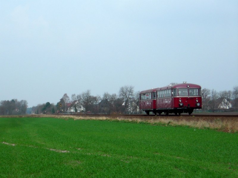 778 und 998 der Seelzer Schienenbusfreunde bei Lindwedel auf der KBS 123.