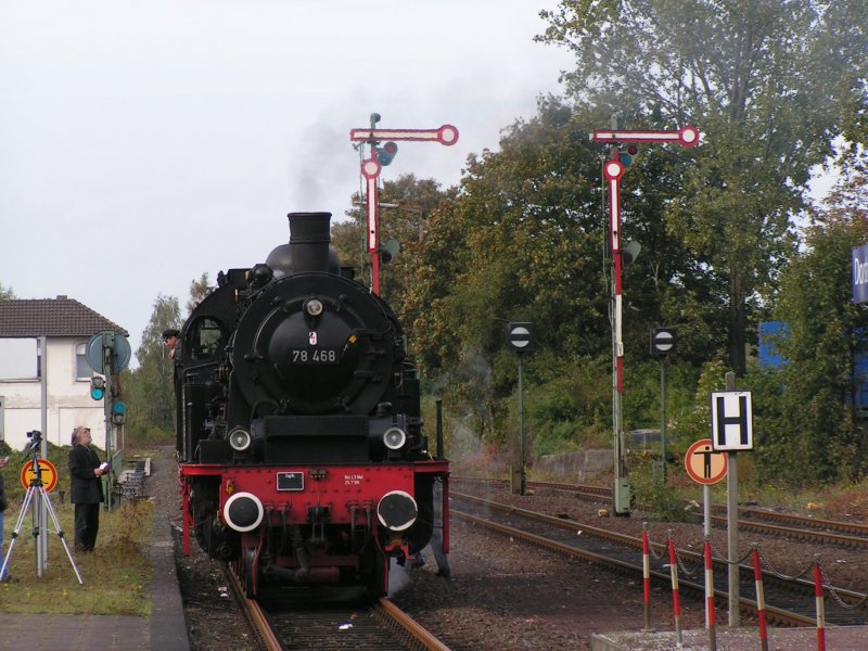 78 468 am 02.10.2004 in Dorsten kurz nach dem Umsetzen um den eigene Personenwagenzug und kurz vor dem Wasserfassen im Rahmen einer Tour de Ruhr.