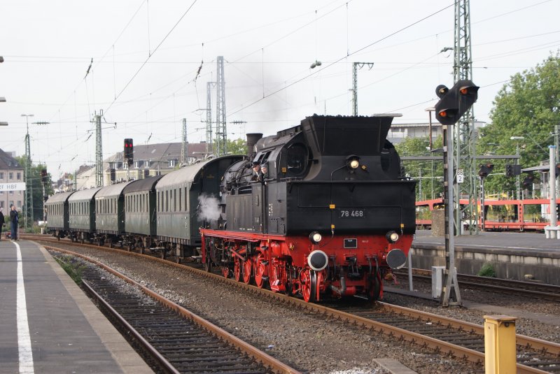 78 468 auf Sonntagsfahrt mit dem D 91795 bei der Einfahrt in Dsseldorf Hbf am 21.09.2008
