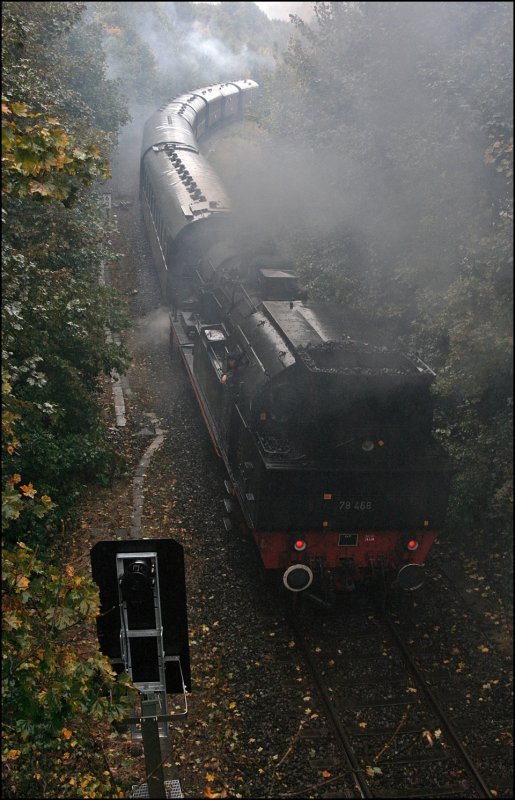 78 468 rollt am Zugschluss des Dampfzuges in Ldenscheid ein. (05.10.2008)