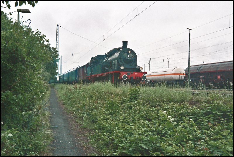 78 468 rollt mit 212 325 am Zugschluss am 27.05.07 in den G�terbahnhof K�ln-Kalk ein.