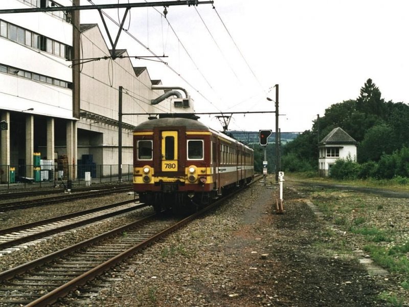 780 mit L 5484 Verviers Central-Gronstre auf Bahnhof Spa am 23-7-2002. Bild und scan: Date Jan de Vries. 