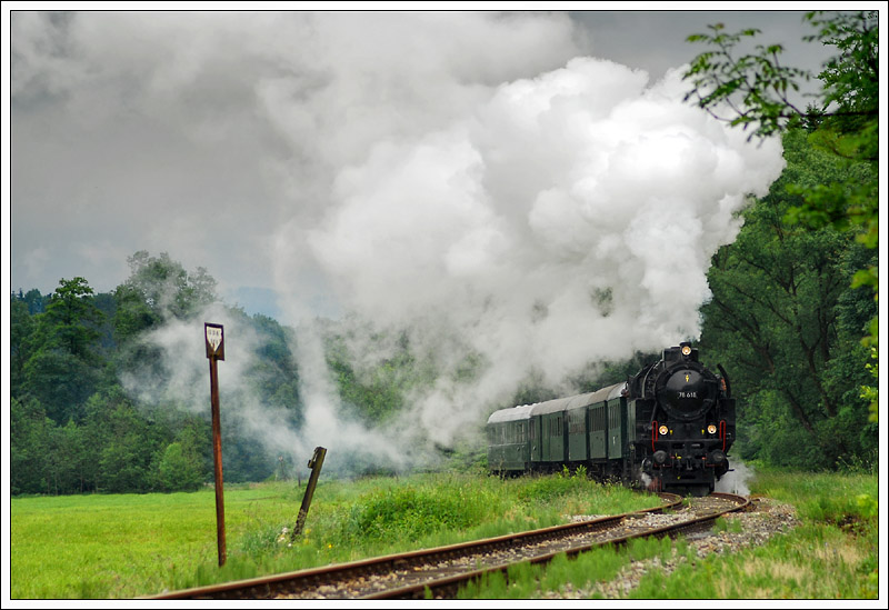 78.618 auf der �GEG Strecke zwischen Timelkam und Ampflwang am 1.6.2009 kurz nach Puchkirchen .
