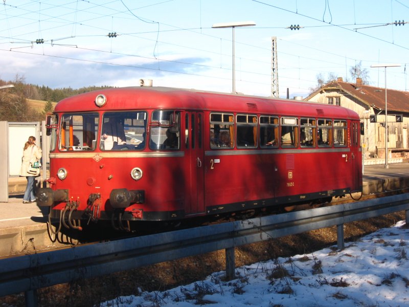 796 625-2 der Efz steht am 29.12.07 auf Gleis 3 im Bahnhof St.Georgen.