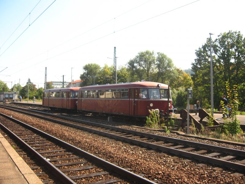 798 528 und Steuerwagen 998 *** fuhren beim Modellbahntreff (16.9.07) in Gppingen als Pendelzug zwischen Bahnhof und Lenohard Wei Gelnde.