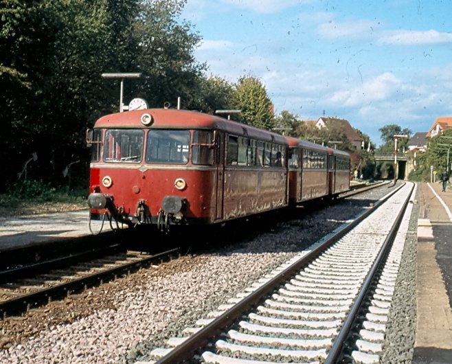 798 746, 998 250 und 798 622 in Steinsfurt am 29.09.2007. Fr die Plandampfveranstaltung 2007 hat man sich wieder eine schne Strecke ausgesucht. Mit den Formsignalen im Hintergrund stren nicht einmal die neuen Betonschwellen