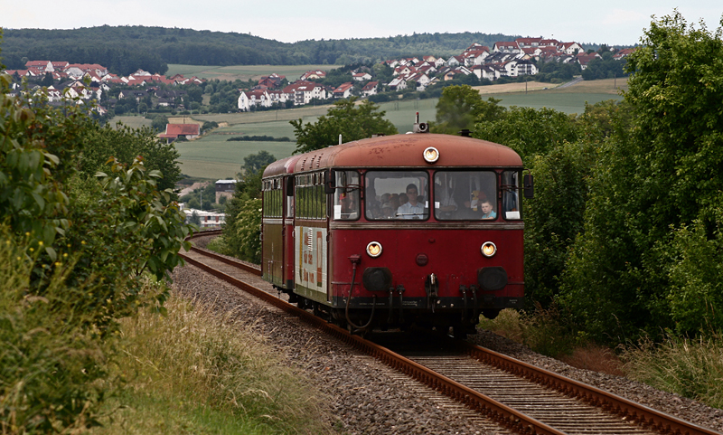 798 818 und 998 746 sind am 13. Juni 2009 unterwegs als VEN 10118 von Kirchheimbolanden nach Alzey und konnten dabei bei Morschheim fotografisch festgehalten werden.