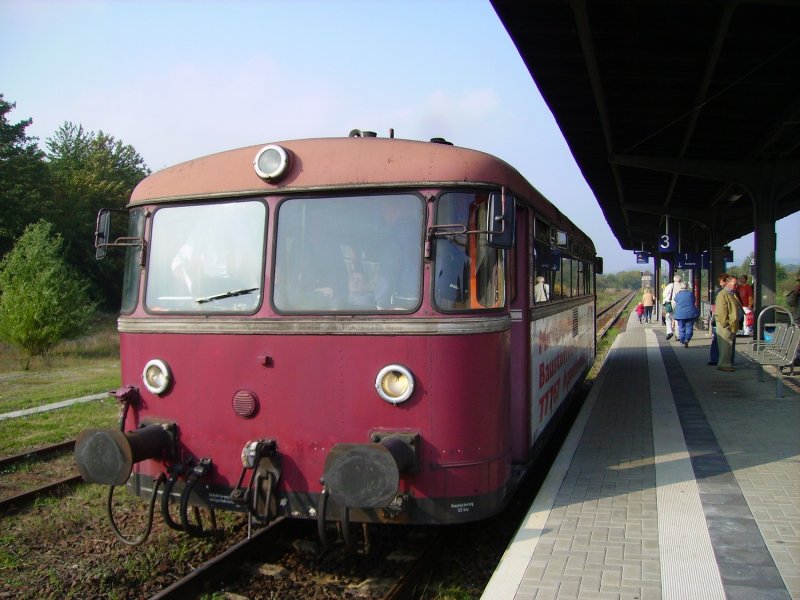 798 818 der Pfalzbahn fhrt bis zum 22.10.06 jeden Sonntag Pendelfahrten auf der Zellertalbahn zwischen Monsheim und Hochspeyer.
