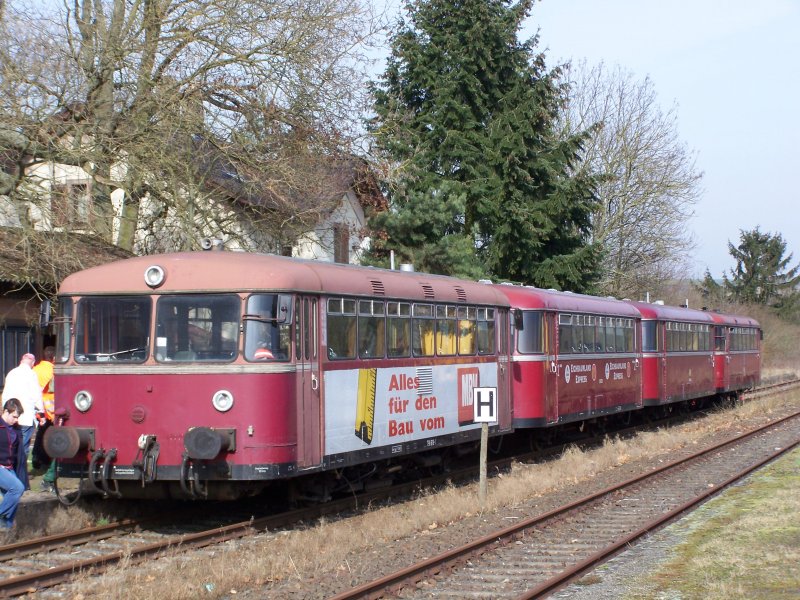 798 Garnitur der Pfalzbahn bei unserem zwischenstopp in Marnheim,wer arbeitet wird auch hungrig,im Hintergrund kocht schon die Suppe.