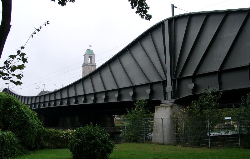 7gleisige Eisenbahnbrcke ber die Havel in Berlin-Spandau. Eine ziemlich kostspielige Angelegenheit, weil sie nicht eisenbahntypisch als Stabbogen oder Fachwerk gebaut wurde. Als  Kragtrgerbrcke neigt sie beim Befahren zum Abheben an ihren Enden und mute deshalb rckverankert werden. Auerdem berbrckt sie auf beiden Seiten vllig unntzer Weise jeweils 20 m Wiese. Mehrkosten damals ca 8 Millionen DM!!! Sie ist als sogenannte  Innovative Brcke  fr Spandau errichtet worden. Die zustzlichen Kosten haben sich die Stadt Berlin und die Bahn geteilt. Herrn Drr sei es gedankt.