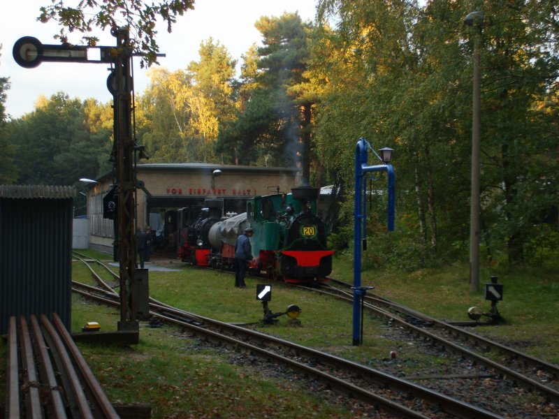 7.Oktober 07 Zum jubilum 20 Jahre in Dampf in der Wuhlheide fuhren die beiden Dampfloks 44 Lowa und Luise, Das Bild hier im Betriebswerk vor Feierabend