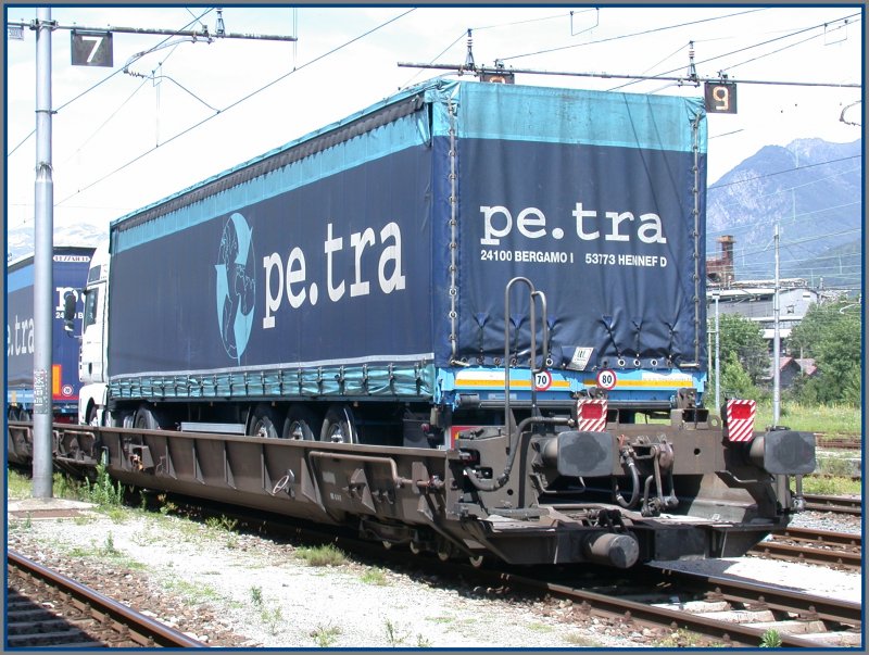 8-achsiger Huckepackwagen mit zwei italienischen Zugschlusssignalen in Domodossola. (23.06.2007)