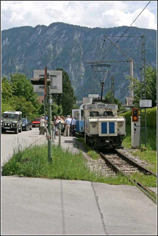 8 Minuten nach der Lok 4, kommt die Lok 5 mit dem  WACHTL-EXPRESS  bestehent aus zwei ehemaligen Wendelsteinbahn-Vorstellwagen aus dem Jahre 1912!!!, in den Bahnhof Kiefersfelden Siedlerweg eingefahren. Im Hintergrund ist das Zementwerk und der Wilde Kaiser zusehen. (30.06.07)