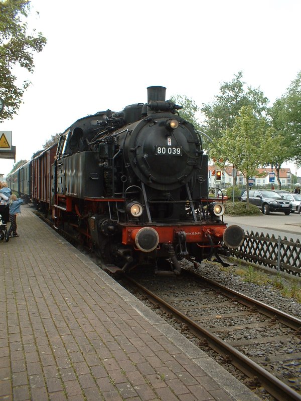 80 039 fhrt am 16.05.2005 in den Hp Hamm-Maximilianpark ein. Nach kurzem Halt wird der Zug seine Fahrt zum Endpunkt der Strecke in Lippborg-Heintrop fortsetzen.