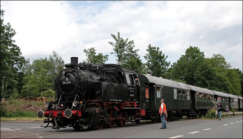 80 039 hngt am Zugschluss des Dampfzuges der auf dem Weg nach Menden(Sauerland) ist. Aufgenommen aus dem Auto. (25.05.2008)