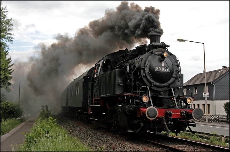 80 039 kmpft sich die Leichte Steigung hinter Menden(Sauerland) hinauf. (25.05.2008)
